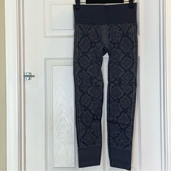 lululemon athletica Pants - Lululemon Ebb To Street Heathered Dark Slate Snake Print Leggings Size 6
